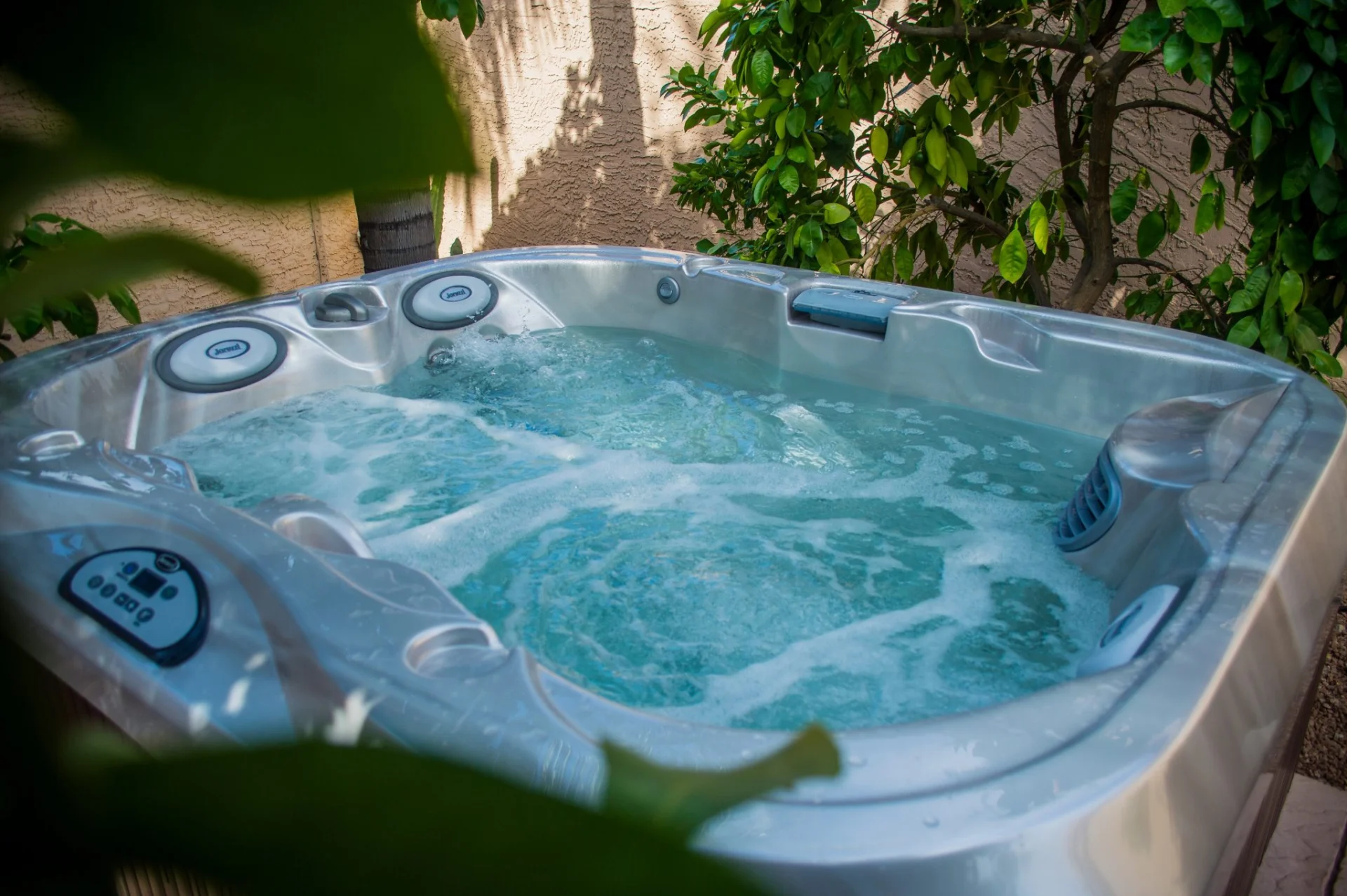 outdoor jacuzzi hot tub